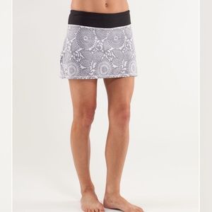 Lululemon pace setter rare floral design skirt grey tone